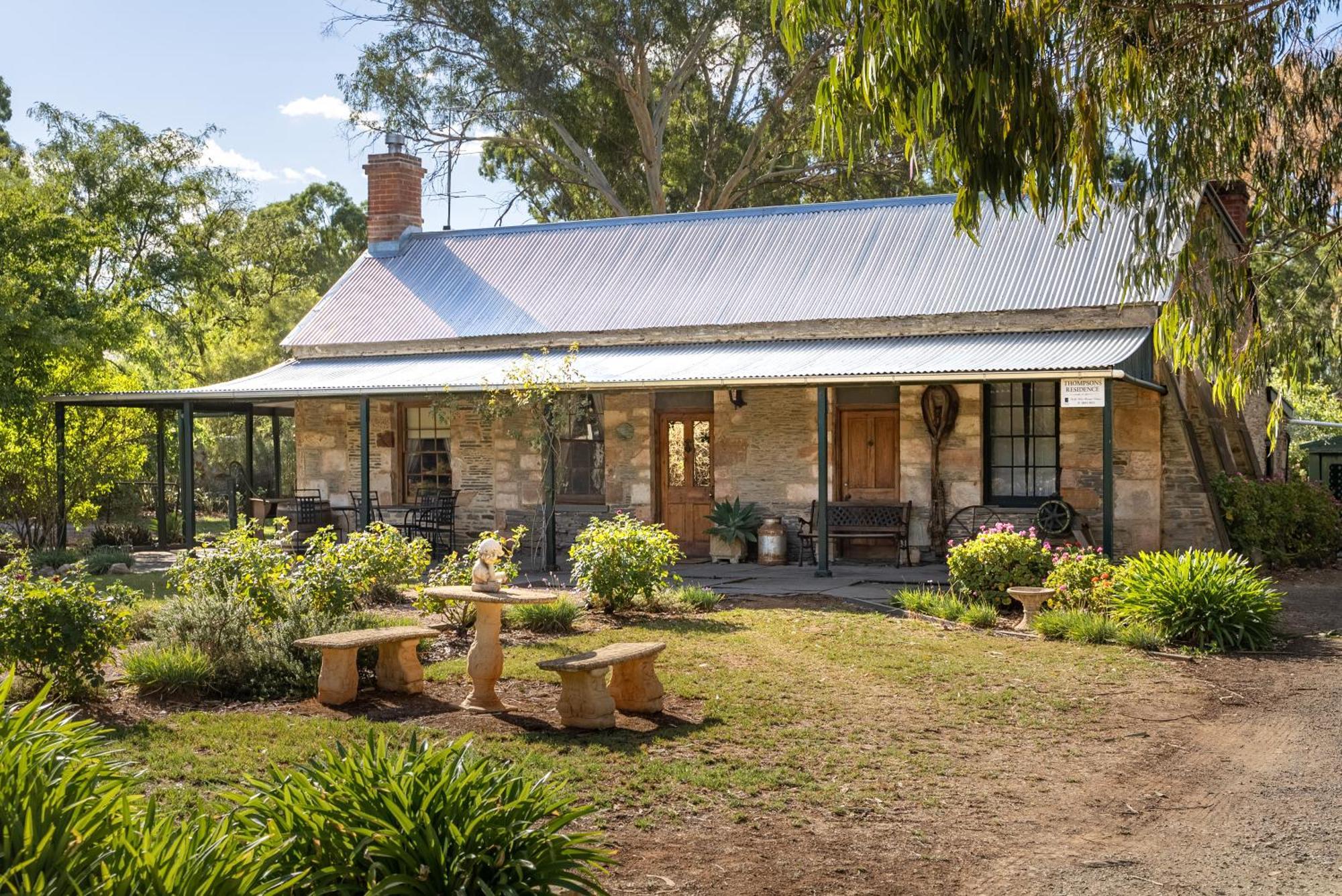 Three-Bedroom Cottage - Thompson's Residence